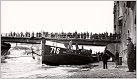 Klicke auf die Grafik für eine größere Ansicht 

Name:	Tankkahn BL 716 passiert die kriegszerstörte Steinere Brücke in Regensburg, März 1951.jpg 
Hits:	222 
Größe:	71,7 KB 
ID:	841907
