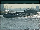 Klicke auf die Grafik für eine größere Ansicht 

Name:	Margit unter der Riesenbecker Hafen Brücke.jpg 
Hits:	97 
Größe:	189,4 KB 
ID:	197501